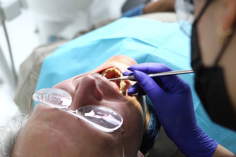 Suspension de chirurgiens-dentistes pour manquements aux règles d'hygiène par l'ARS